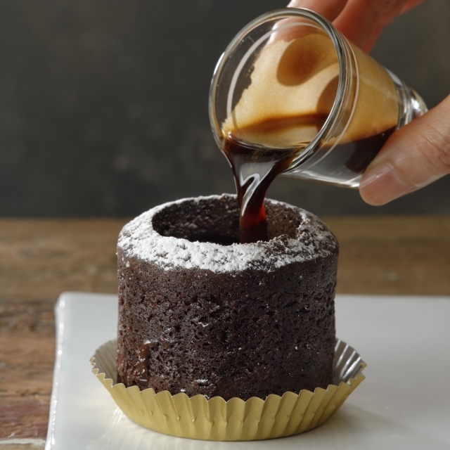 【必吃甜点】日本星巴克新作结合浓缩咖啡与巧克力蛋糕「SHOT & CHOCOLATE」上市